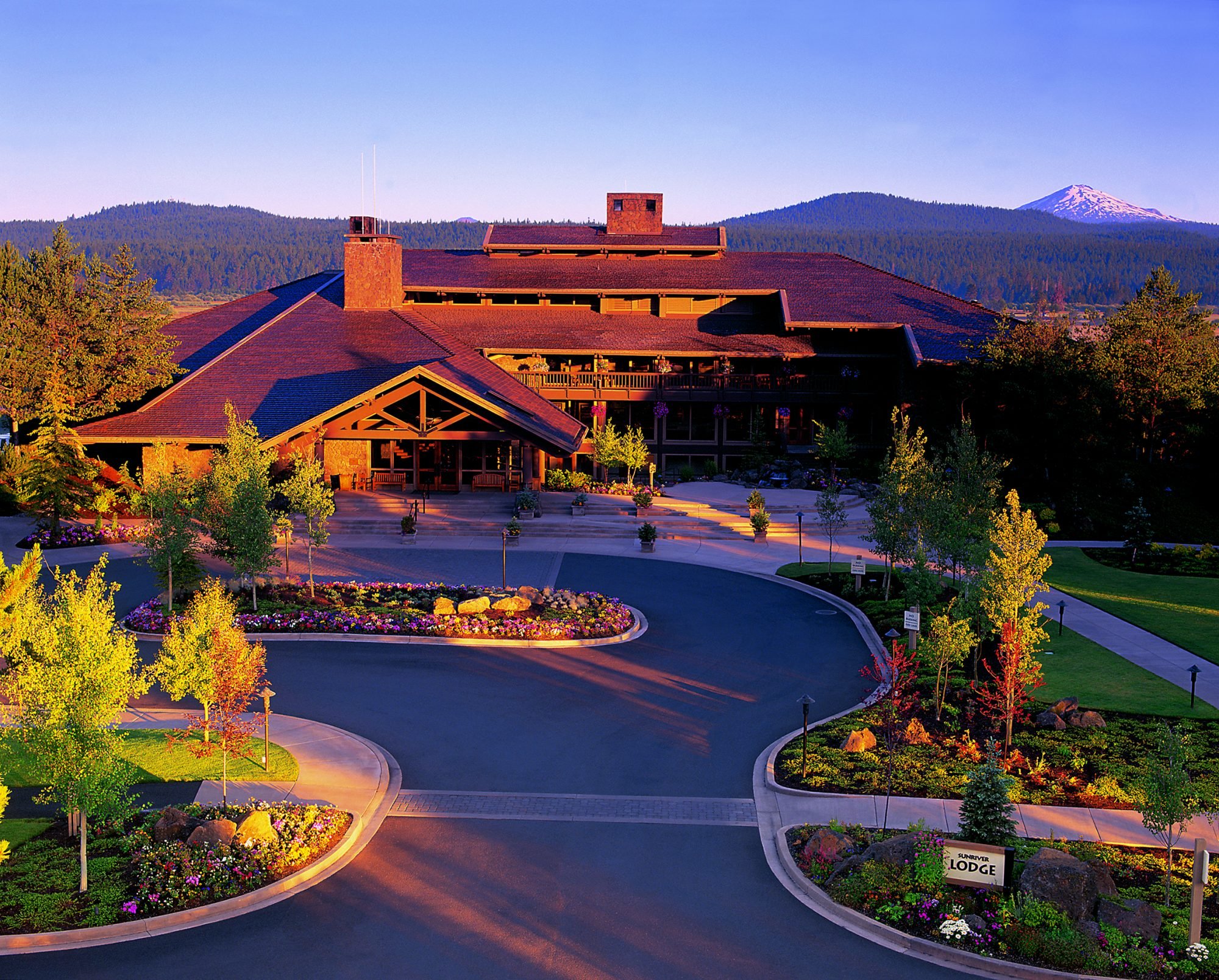 https://lowe-re.com/app/uploads/2017/07/Sunriver-Lodge-exterior-new-e1500065891810.jpg